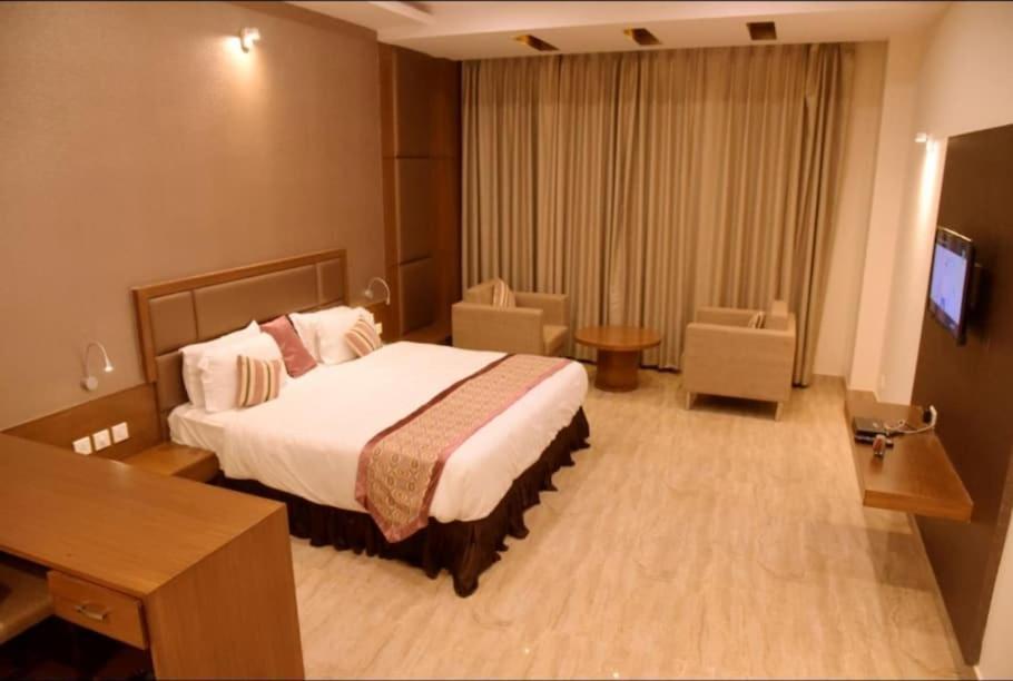 Hotel Krishna Palace Ayodhya Esterno foto
