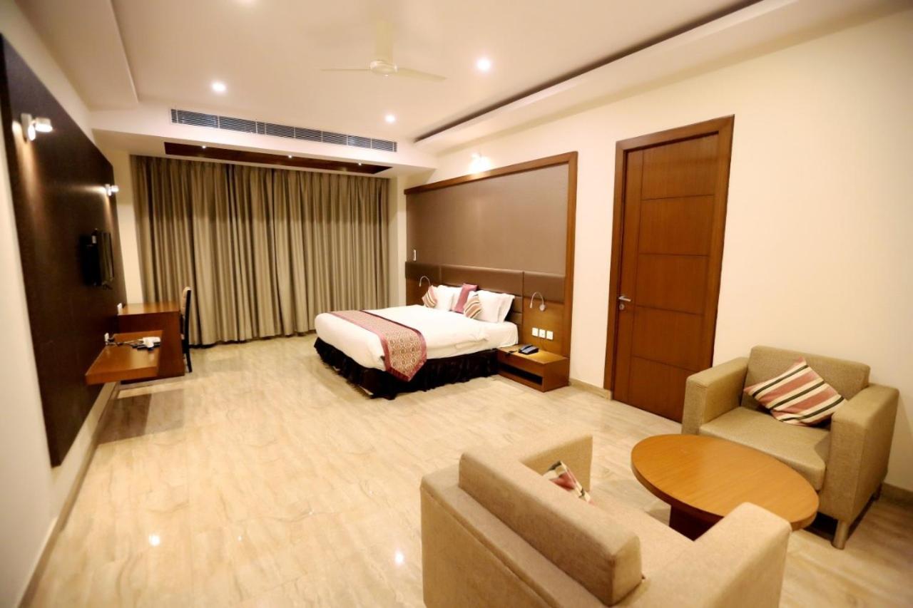 Hotel Krishna Palace Ayodhya Esterno foto