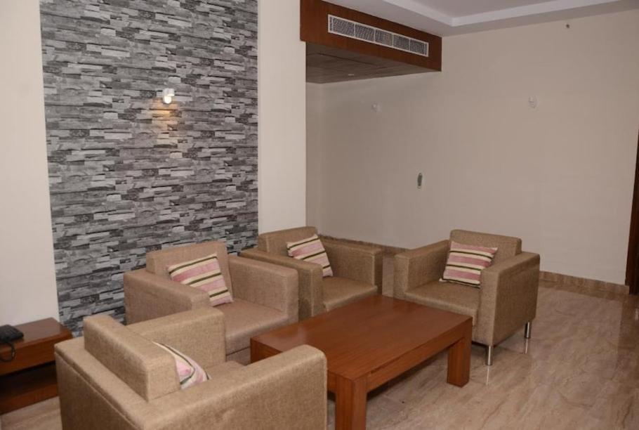 Hotel Krishna Palace Ayodhya Esterno foto