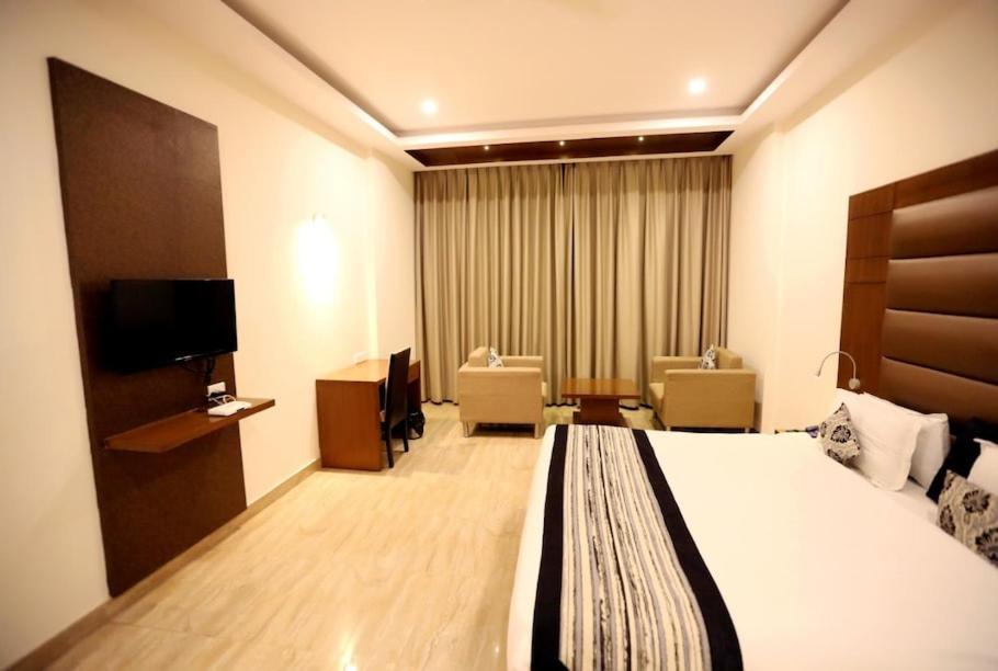 Hotel Krishna Palace Ayodhya Esterno foto