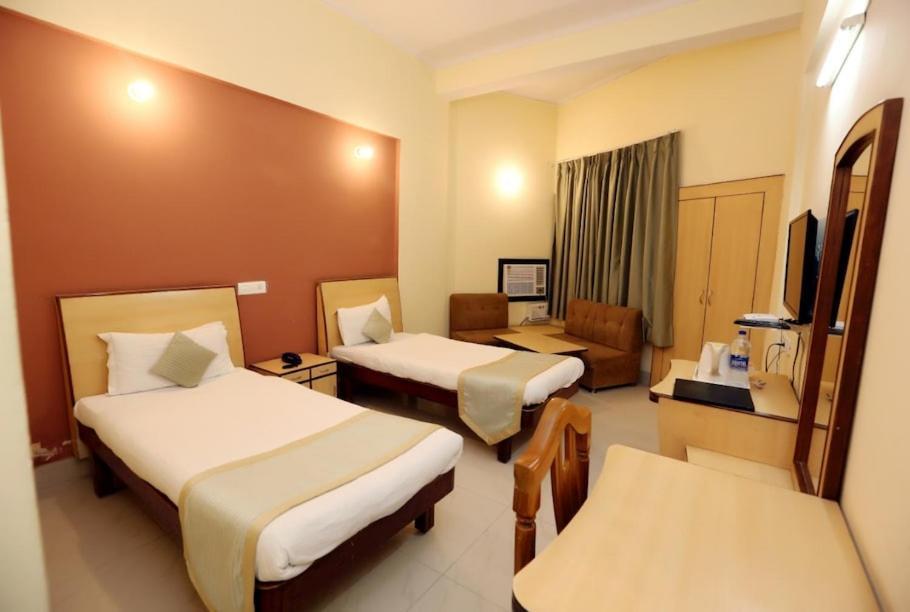 Hotel Krishna Palace Ayodhya Esterno foto