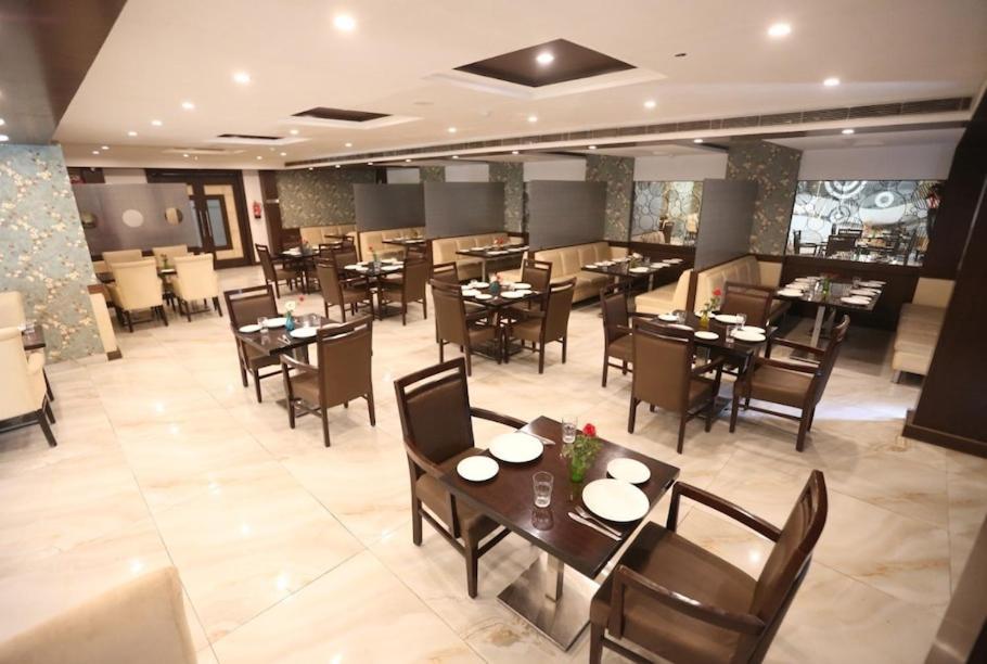 Hotel Krishna Palace Ayodhya Esterno foto