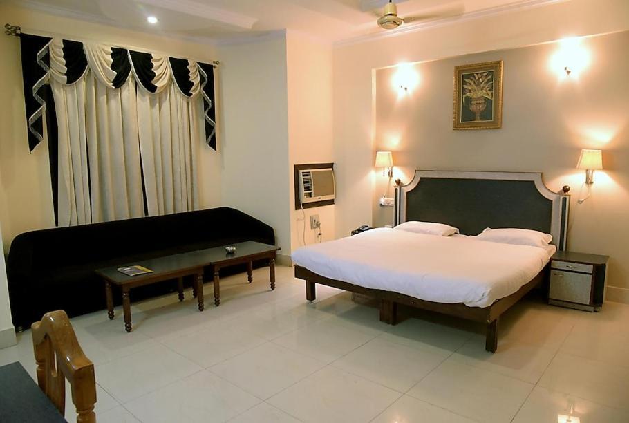 Hotel Krishna Palace Ayodhya Esterno foto