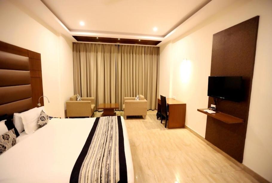 Hotel Krishna Palace Ayodhya Esterno foto