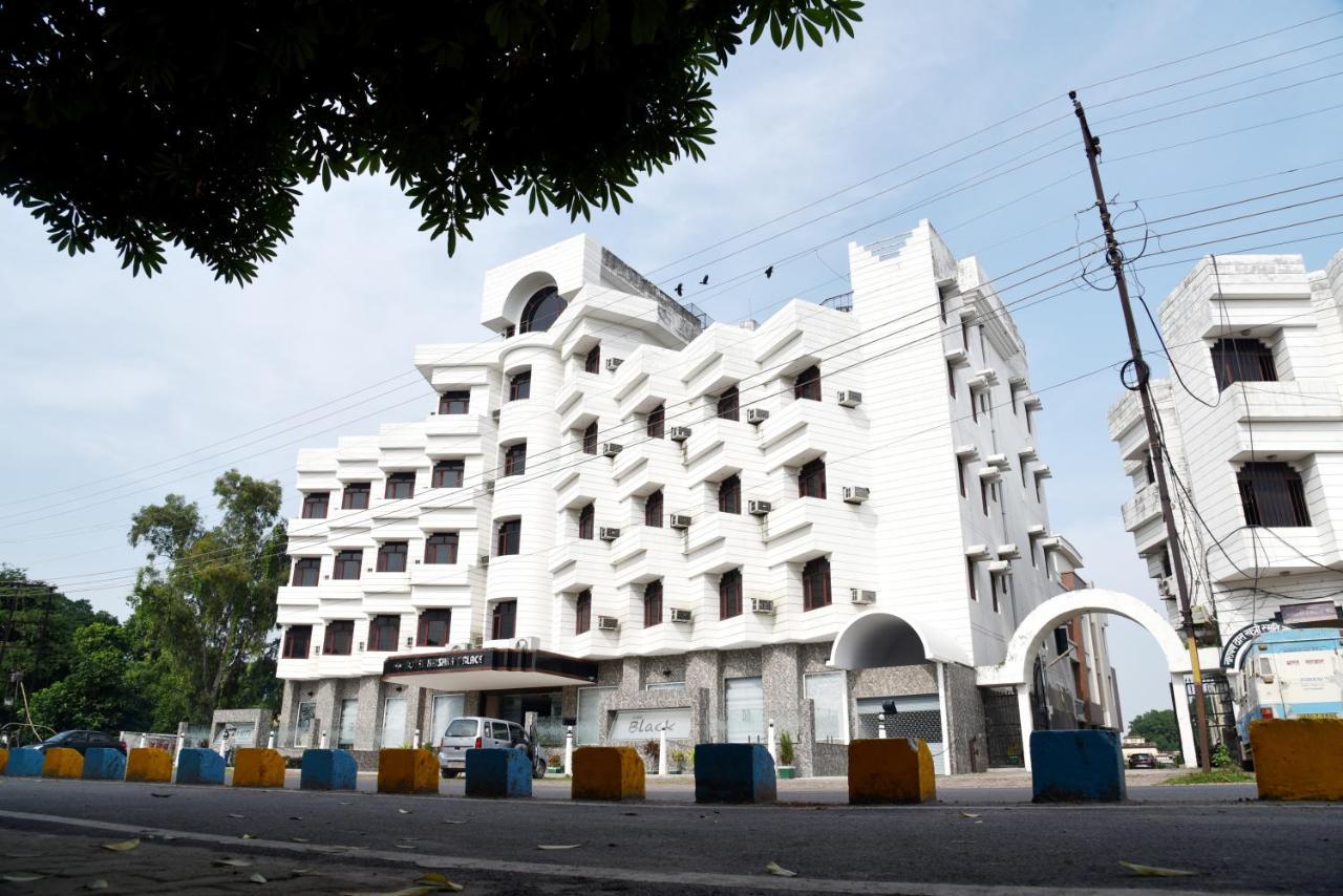 Hotel Krishna Palace Ayodhya Esterno foto